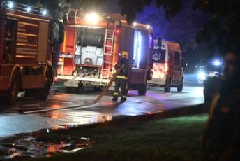 (VIDEO) Buknuo požar, vatra guta kuću u Beogradu: Vatrogasci na terenu