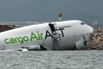 Hongkong: Avion sletio s piste i udario u patrolni automobil, poginule dvije osobe