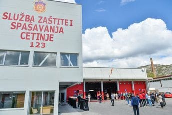 Kod Cetinja gorio furgon