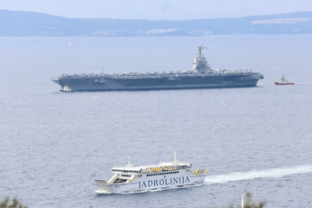 Najveći ratni brod na svijetu stigao u Split, može nositi čak 75 aviona
