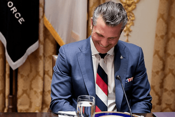 Neobičan odgovor Pentagona o kravati ministra koja je izazvala diplomatski skandal: "Tvoja mama mu je kupila"