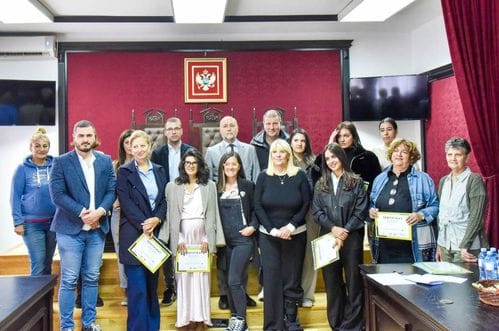 Privredna komora i Lingva Mont uručili sertifikate polaznicima obuke: Ovo su novi menadžeri društvenih mreža