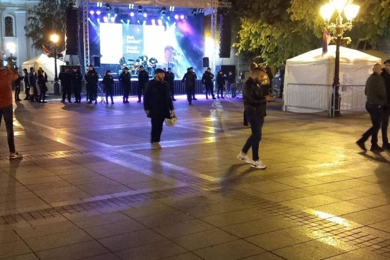 Srbija: Još jedan pjevač doživio sudbinu Karleuše - prvo ga izviždali pa ostao da pjeva na praznom trgu