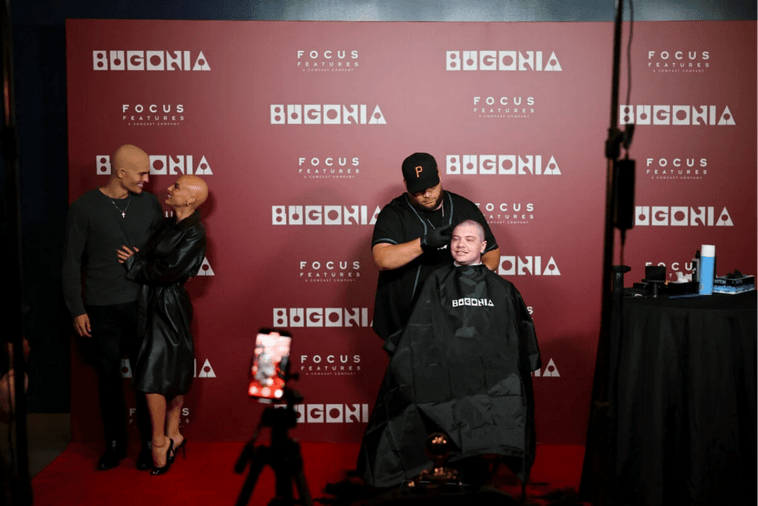 (FOTO/VIDEO) Bioskopska projekcija u Los Anđelesu samo za odvažne: U sali morali biti svi ćelavi, šišali ih pred ulazak