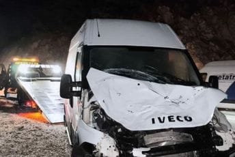 (FOTO) Kombi na Brajićima udario u goveče i usmrtio ga