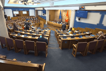 Marković poručio poslanicima: Problem je budžet koji nam odobravate, nemamo za plate