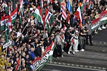 Veliki prostesti vlasti i opozicije  u Budimpešti: Orbanovi "ne žele da umru za Ukrajinu"