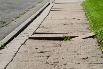 Učiteljica pala na neravnom trotoaru pa na sudu dobila odštetu od 7,5 miliona dolara