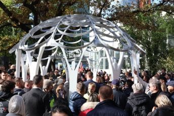 U Beču otkriven spomenik "Cvijet Srebrenice": Simbol sjećanja, istine i opomene
