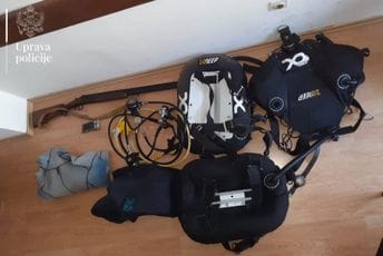Kotor: Policija pretresala stana, pronađena ukradena ronilačka oprema Komunalnog i ilegalno oružje