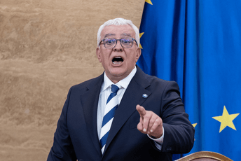 Šakom o sto: Šta je sve sinoć poručio Mandić?