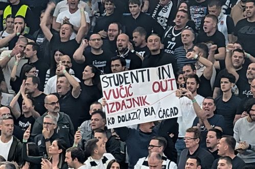 Haos u Beogradu: Žestoka tuča među 'grobarima', svemu prethodilo skandiranje protiv Vučića (VIDEO)