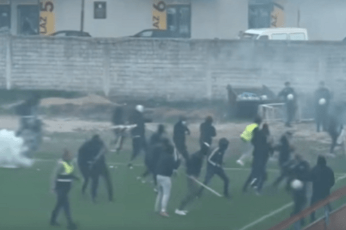(VIDEO) Opšti haos na utakmici u Nikšiću: Maskirani huligani uletjeli na teren, palicama i bakljama napali suparničke navijače