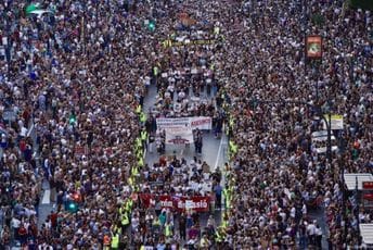 U Valensiji obilježili godišnjicu smrtonosnih poplava: Protestovalo više od 50 hiljada ljudi, traže ostavke (FOTO)