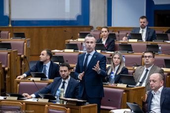 Bogdanović: Demokrate nemaju ništa protiv da se pitanje trobojke otvori u plenumu
