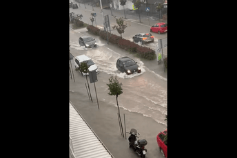 (VIDEO) Ulice u Ulcinju pretvorene u potoke: Ljudi moji, da li je ovo moguće?! 21. vijek!