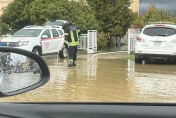 (FOTO) Nimanbegu: Kritično u cijelom Ulcinju, voda ušla u objekte, ispumpavamo i postavljamo džakove sa pijeskom