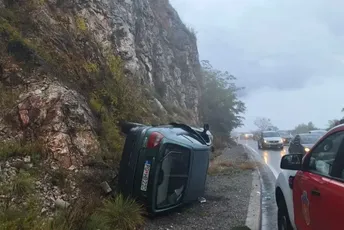 Nezgoda na putu Podgorica - Cetinje: Prevrnulo se vozilo podgoričkih tablica