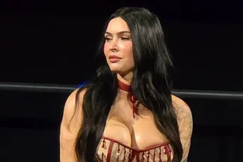 (FOTO) "Krvava" haljina inspirisana filmom: Megan Foks oduševila obožavatelje modnim izdanjem