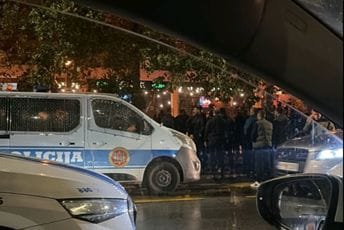 (VIDEO) Trojica turskih državljana zabarikadirala se u kazinu, grupa Zabjelčana pokušala da se obračuna sa njima, policija na terenu