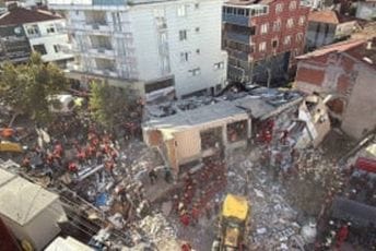 Urušila se višespratnica u Turskoj: Spasioci tragaju za pet osoba