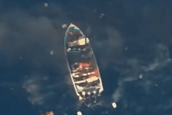 Amerikanci bombardovali plovilo u Pacifiku: Četvoro mrtvih, pogledajte kako je izgledao napad (VIDEO)