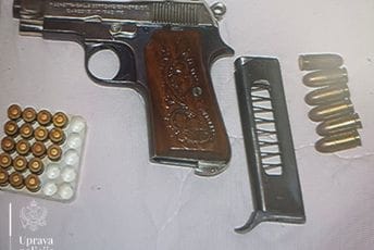 Pojačane kontrole pripadnika kriminalnih grupa u Baru, od operativno interesantnog lica oduzet pištolj