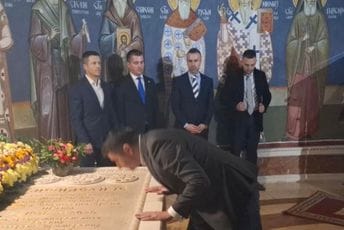 Mujović i Dajković se poklonili sjenama Amfilohija: Neka je vječan spomen našem voljenom Đedu