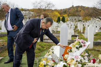 Ivica Dačić posjetio grob Halida Bešlića: "Nedostaje njegova toplina i dobrota"