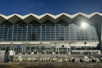 (FOTO) Počelo odavanje pošte nastradalima u Novom Sadu: Građani prilaze mjestu tragedije i ostavljaju vijence za žrtve