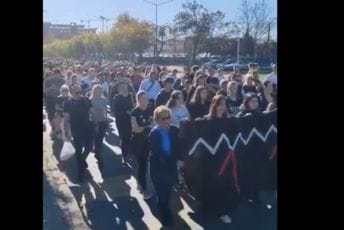 (FOTO/VIDEO) Krenula prva kolona građana i studenata ka Željezničkoj stanici u Novom Sadu