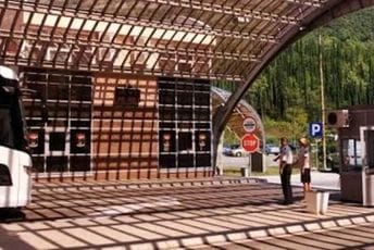 Na Dobrakovu u vozilu Bentley carinski službenici pronašli 110.000 eura neprijavljenog novca