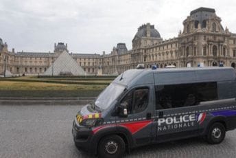 Žena optužena za saučesništvo u pljački Luvra