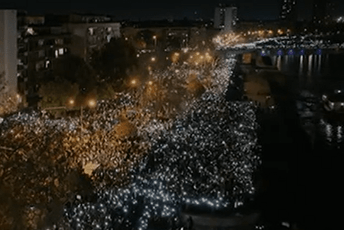 (FOTO/VIDEO) Novi Sad: Veliki broj građana je kod Dunava, ka nebu pušteno 16 lampiona