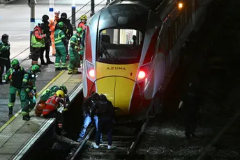 Krvavi napad u vozu u Engleskoj: Devetoro izbodenih se bori za život; Stramer: Strašan incident