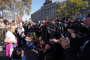 Tenzije ispred Skupštine Srbije: Policija potiskuje građane koji su došli da podrže Dijanu Hrku, priveden autoprevoznik Jaćimović