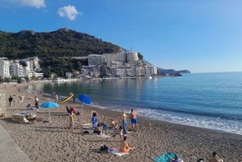 (FOTO) Neuobičajeno toplo vrijeme izmamilo najhrabrije: U Rafailovićima danas bilo kupača