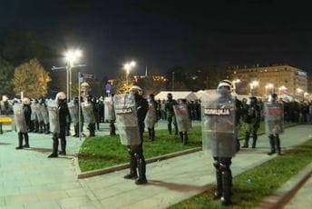 VIDEO: I dalje tenzije ispred Skupštine Srbije, bačene petarde i dimne bombe