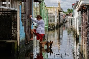 (VIDEO) Tajfun hara Filipinima: Ljudi spas traže i na krovovima kuća, ima stradalih