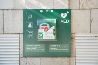 Aparat za prvu pomoć pri iznenadnom srčanom zastoju: Na zgradi Skupštine postavljen automatski eksterni defibrilator