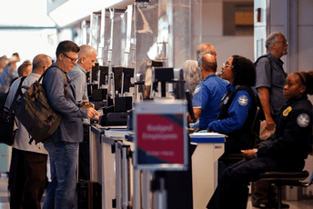 Vlada SAD već 36 dana u blokadi: Amerikanci bez plata, letovi otkazani