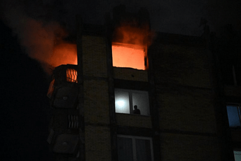 Fotograf iz Tuzle opisao tužan prizor: Dok je sprat iznad njega u plamenu, čovjek bespomoćno gleda kroz prozor