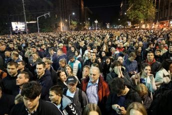 MUP tvrdi da ispred Skupštine ima 47.500 ćacija, a na skupu podrške Dijani Hrki 2.600 građana