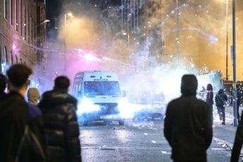 Haos u Britaniji: Ulicama odjekivale eksplozije i vrisci, sve podsjećalo na ratnu zonu (VIDEO)