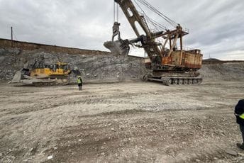 Nakon pojave rasjedne zone i klizišta službe Rudnika uglja Pljevlja uspješno izvukle bagere