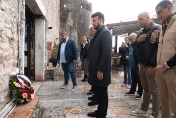 Jovanović položio vijenac oslobodiocima Budve; Kovačević: Isti je kao oni sa kojima se posvađao