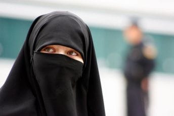 U ovo doba 1950. u Crnoj Gori je uvedena zabrana nošenja zara i feredže