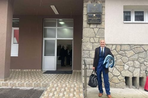 (VIDEO) Matijašević se 'uselio' u zgradu Osnovnog suda u Pljevljima, poručio da ne odlazi dok po njega ne dođe specijalni tim policije