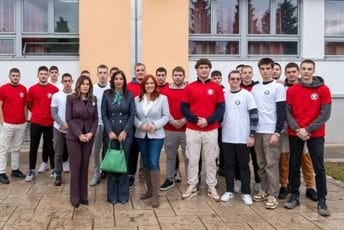 Sadnja drveća u Ekonomskoj školi „Mirko Vešović“ u Podgorici (VIDEO i FOTO)