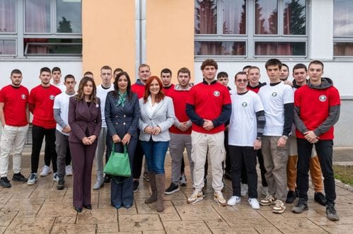 Sadnja drveća u Ekonomskoj školi „Mirko Vešović“ u Podgorici (VIDEO i FOTO)